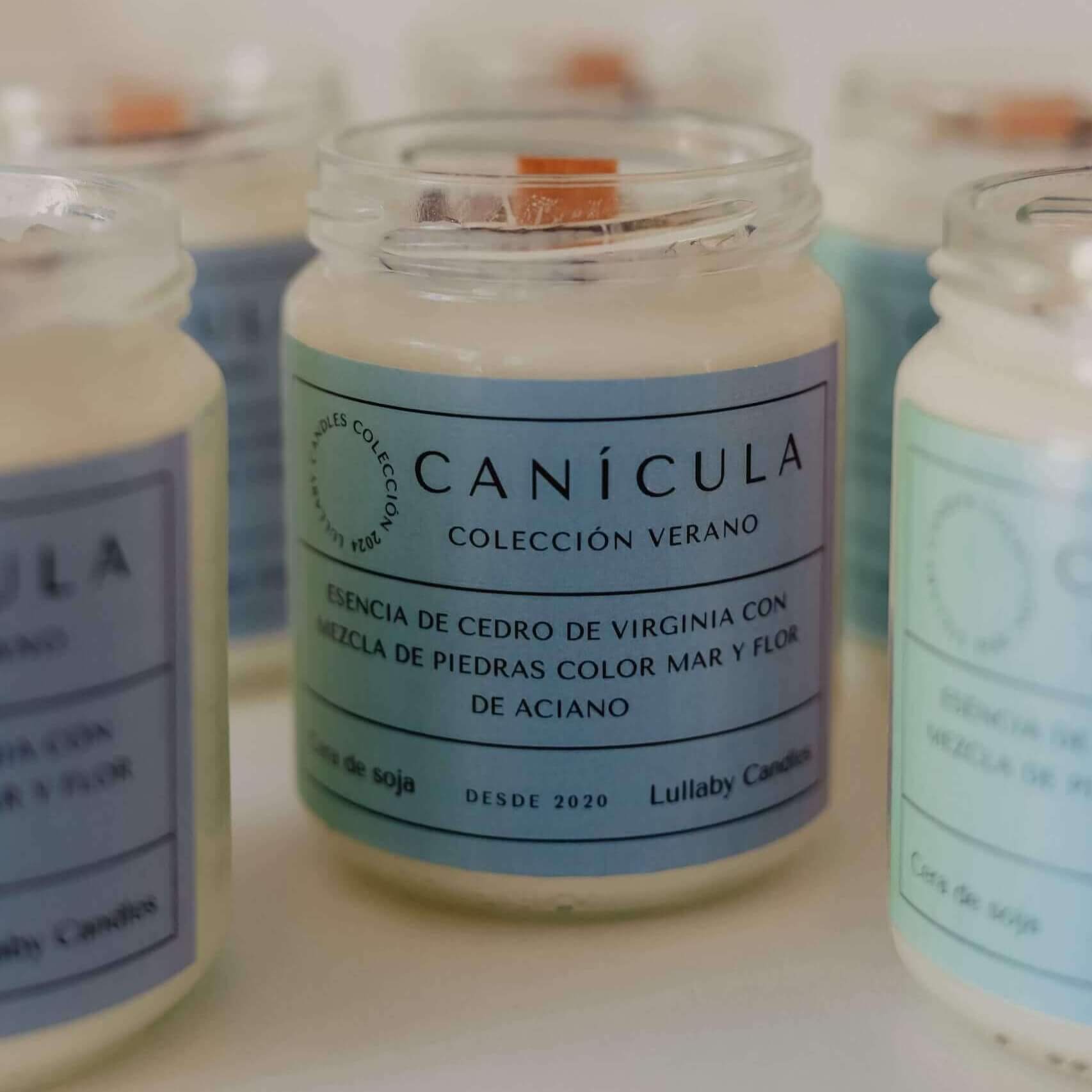 Vela Canícula de Lullaby Candles rodeada por hermanas de su misma colección de verano, de frente y sólo una enfocada.